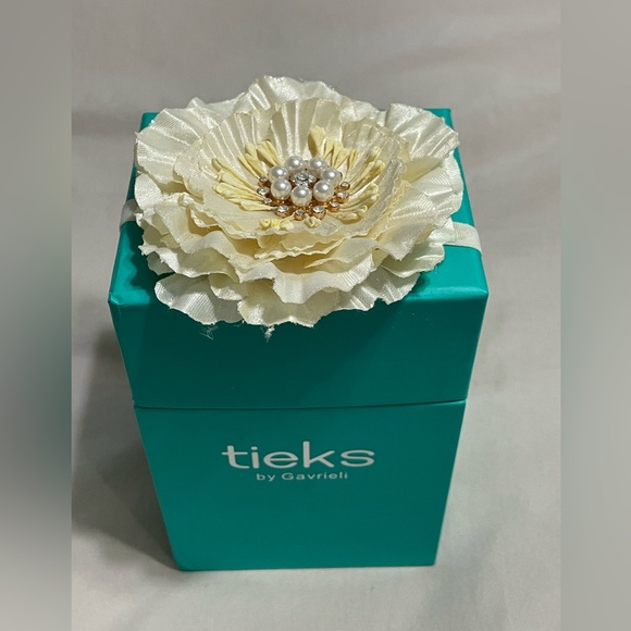 Tieks Box with LIMITED Edition Pearl Flower - Picture 1 of 4